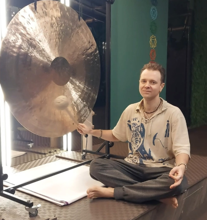 Сильный тренер по массажу - преподаватель Игорь Михайлович.